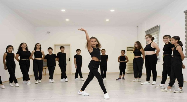 Muratpaşada salon dansları topluluğu
