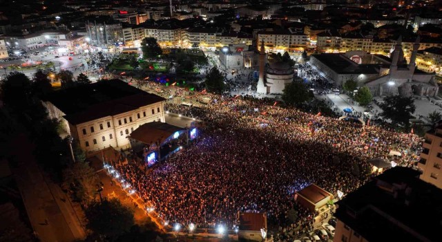 Mustafa Ceceli binlerce hayranına unutulmaz bir akşam yaşattı