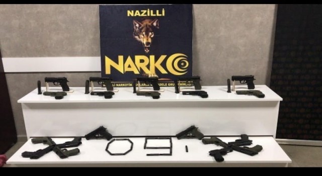 Nazillide otomobil gizlenmiş 9 adet silah ele geçirildi
