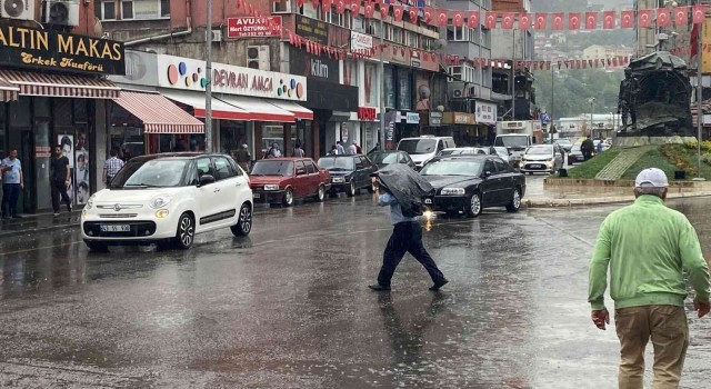 Ne olduğunu anlayamadılar, dükkanlar ve bankalara sığındılar