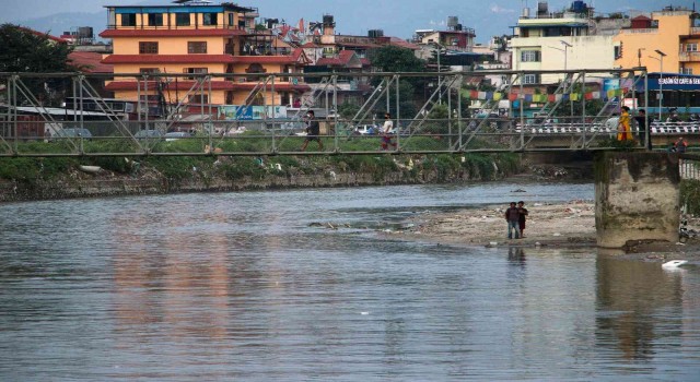 Nepalin sembollerinden Bagmati Nehri siyaha büründü