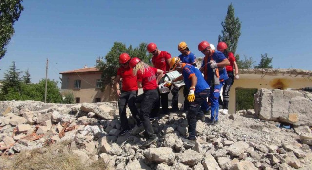 Niğdede gerçeği aratmayan deprem tatbikatı