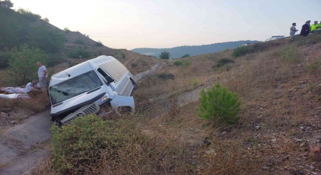 Nişandan dönerken minibüsleri sulama kanalına devrildi: 3ü ağır 10 yaralı