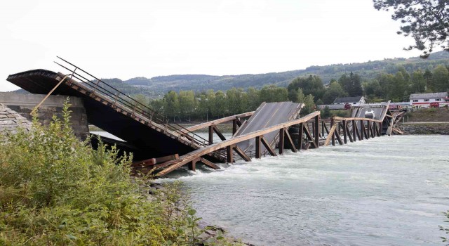 Norveçte ahşap köprü çöktü, araç nehre düştü