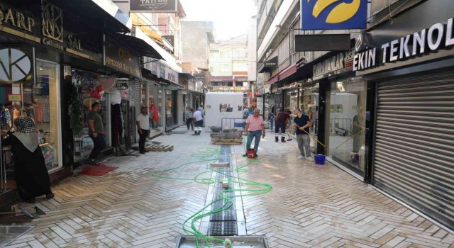 O sokak doğal taşlarla bezendi