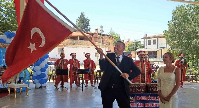 Oğullarına mehterli sünnet yapan İsviçreli babanın Türk bayrağı sevgisi görenleri duygulandırdı