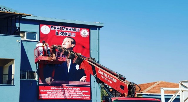 Okulun dev Atatürk posteri yenilendi