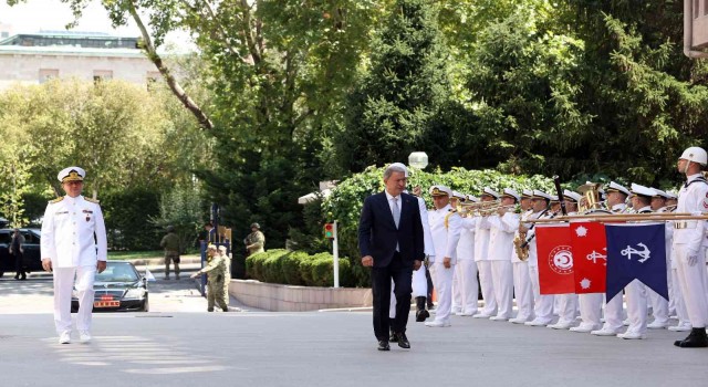 Oramiral Özbalın emekliye ayrılması dolayısıyla Deniz Kuvvetleri Komutanlığında devir-teslim töreni düzenlendi