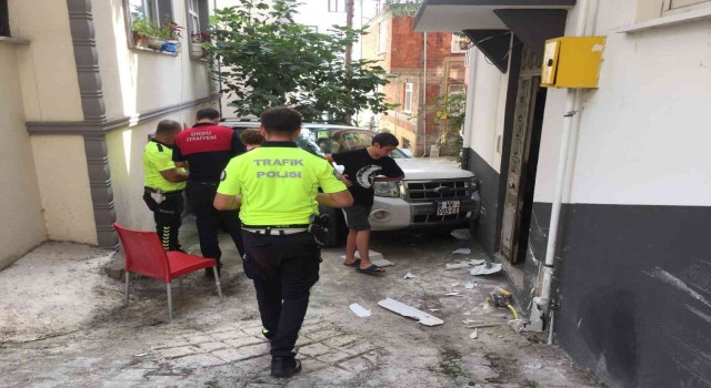 Orduda otomobil evin duvarına çarptı