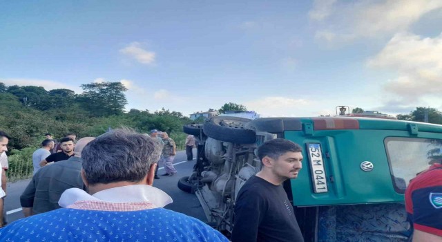 Orduda yolcu minibüsü ile otomobil çarpıştı: 17 yaralı
