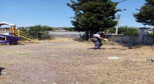 Ortacada ortak yaşam alanlarında kuru otlar temizleniyor