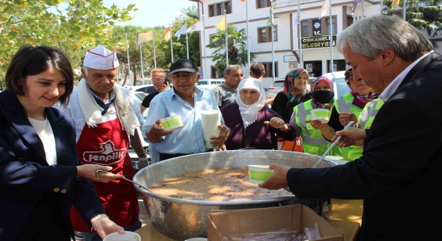 Osmanelinde 3 bin kişiye aşure dağıtıldı
