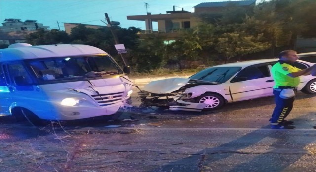 Osmaniyede minibüs ile otomobil çarpıştı: 9 yaralı