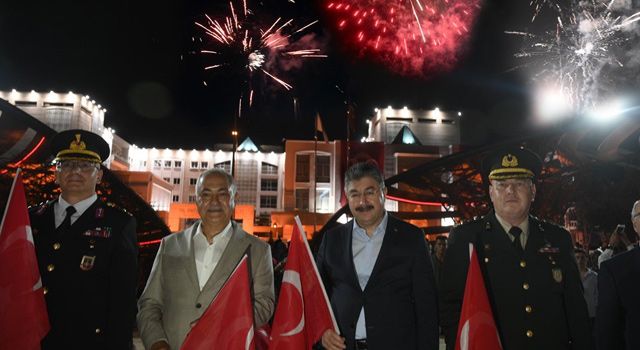 Osmaniye'de Zaferinin 100. yılında fener alayı yürüyüşü ve havai fişek gösterisi yapıldı