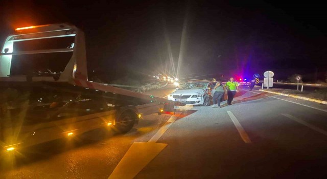 Otobüsün çarptığı otomobilde iki kişi yaralandı