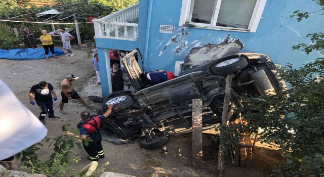 Otomobil evin bahçesine uçtu: 1 ölü, 3 yaralı