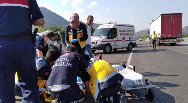 Otomobil ile hafif ticari araç çarpıştı: 1i ağır 4 yaralı