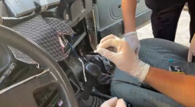 Otomobil ızgarasındaki uyuşturucu jandarmanın gözünden kaçmadı