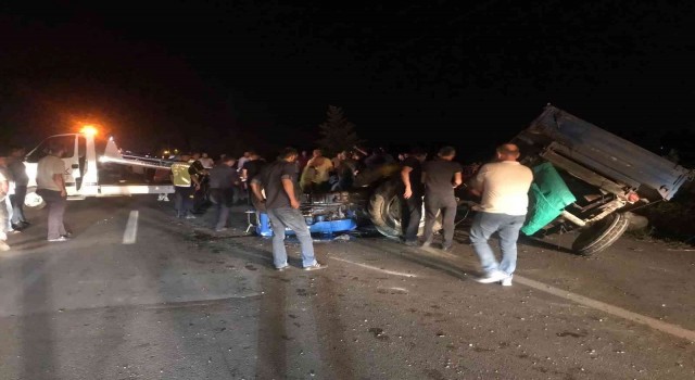 Otomobil, traktöre arkadan çarptı: 1ağır 2 yaralı