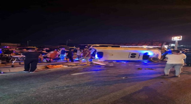 Otomobilin çarptığı ambulansta 3 kişi yaralandı