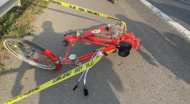 Otomobilin çarptığı bisikletli hayatını kaybetti