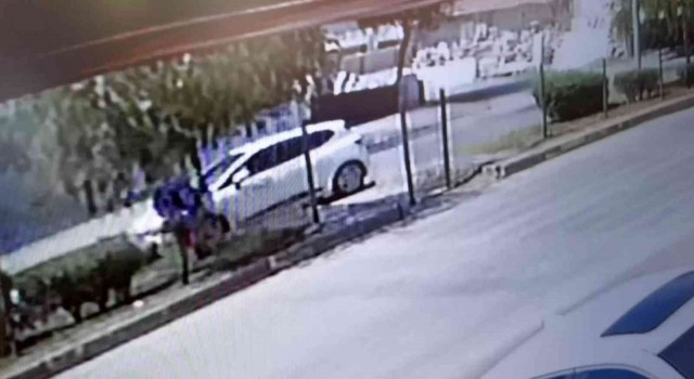 Otomobilin çarptığı motosikletli yaralandı, kaza anı kameraya yansıdı