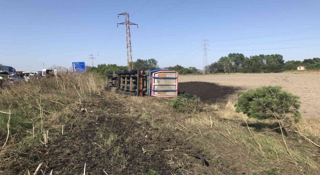 Otomobille çarpışan kamyon tarlaya uçarak devrildi: 1 yaralı