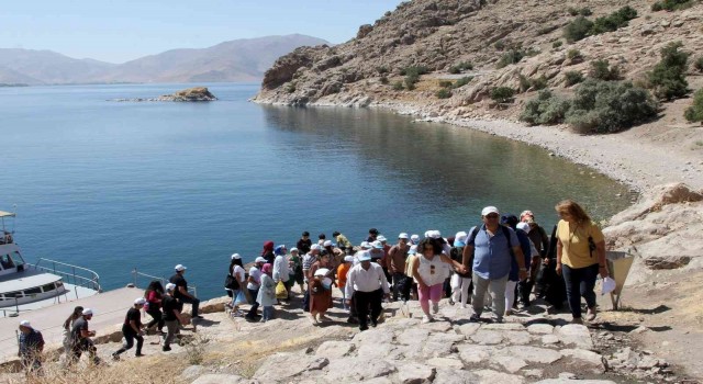 Özel gereksinimli çocuklar Akdamar Adasını gezdi