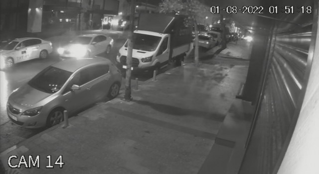 (Özel) İstanbulda servis aracının bankaya daldığı anlar kamerada: Para çekerken ölümden döndü
