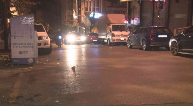 (ÖZEL) Kağıthanede motosikletle önünü kestikleri şahsı öldüresiye dövüp, otomobiline taşla böyle saldırdılar