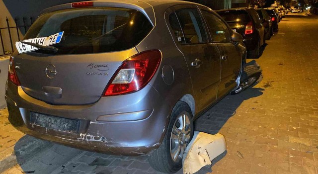 (Özel) Küçükçekmecede polisten kaçan otomobil park halindeki araçlara çarptı
