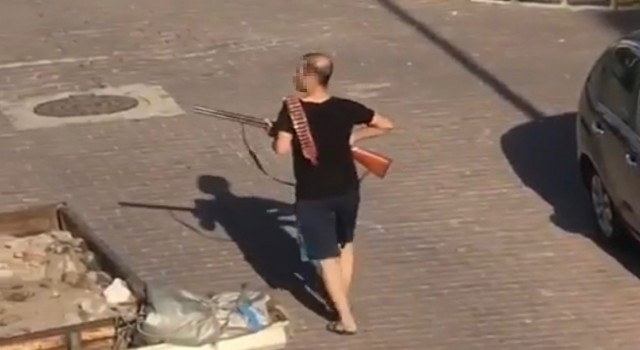 (ÖZEL) Mahalledeki alkoliklere kızdı, tüfekle dehşet saçtı: 1 yaralı