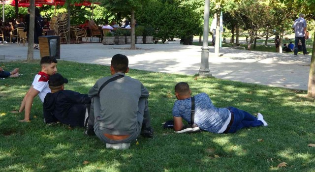 (ÖZEL) Sıcaktan bunalan vatandaşlar kendini Gezi Parkına attı