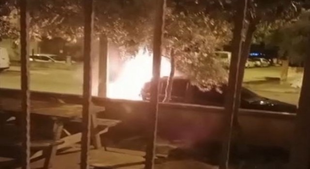Park halindeki otomobil alev alev yandı