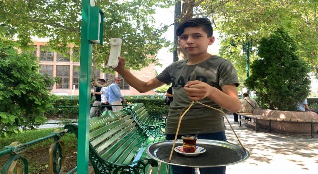 Parka yerleştirdiği telefonlar sayesinde çay siparişlerine yetişemiyor