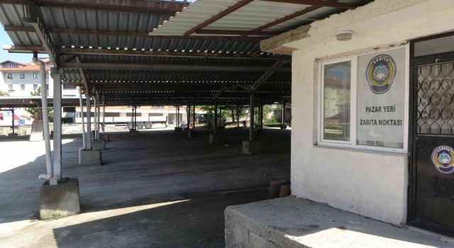 Pazarda kadınların ‘sebze savaşı: Sebze ve meyveler havada uçuştu