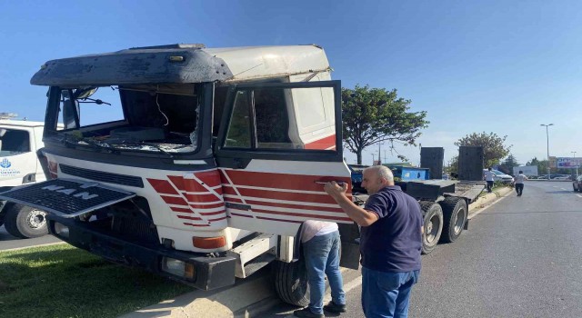 Pendik sahil yolunda korkunç kaza: Tır orta refüje çıktı