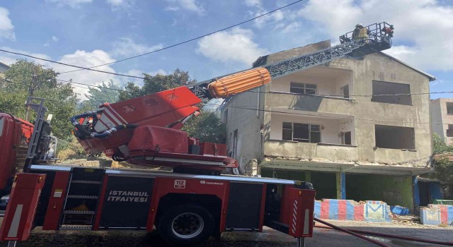 Pendikte 2 katlı metruk binanın çatısı alevlere teslim oldu