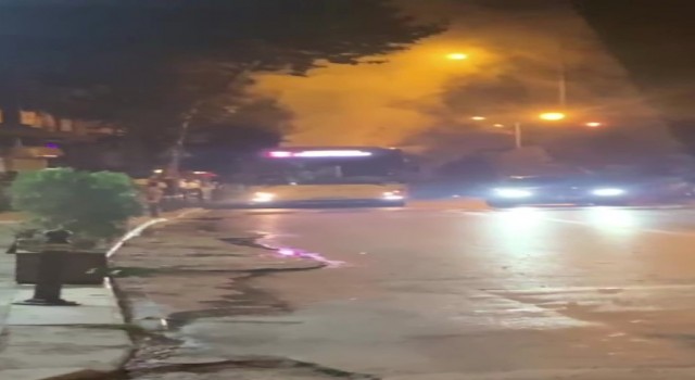 Pendikte arkasından dumanlar yükselen İETT otobüsü yolda kaldı