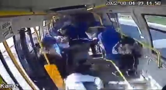 Pendikte İETT otobüsünün yolcu indirmek için duran minibüse çarptığı anlar kamerada