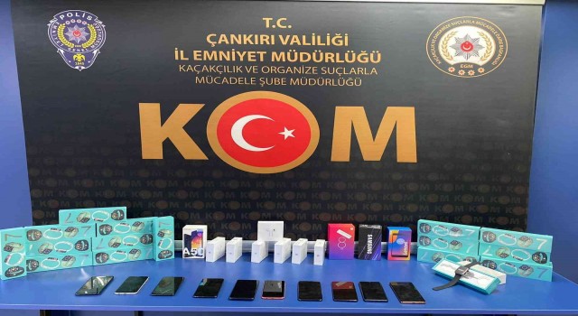 Polis ekiplerinin durdurduğu araçta çok sayıda kaçak elektronik ürün ele geçirildi