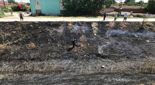 Polis, vatandaş ve itfaiye işbirliğiyle yangın evlere sıçramadan söndürüldü