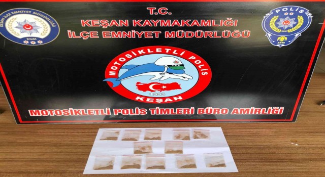 Polisin şüphe üzerine durdurduğu 2 kişinin üzerinden uyuşturucu çıktı