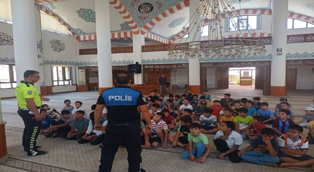 Polisler Kuran kursunda eğitim gören çocuklara bilgilendirmede bulundu
