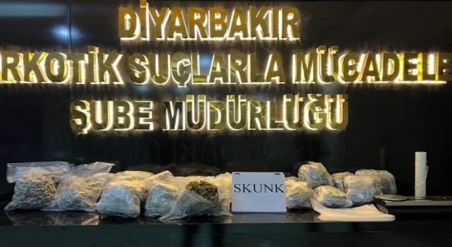 Polisleri fark etti, uyuşturucu poşetini çöpe attı