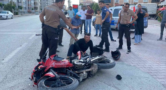 Polisten kaçan motosiklet sürücüsü kamyonete çarpınca yakalandı