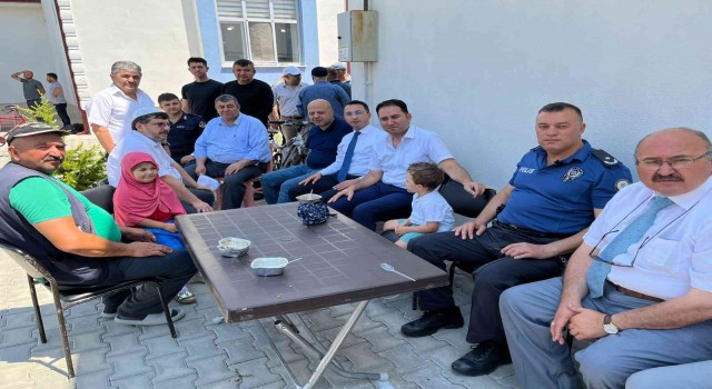Protokol üyeleri ve vatandaşlar aşure etkinliğinde bir araya geldi