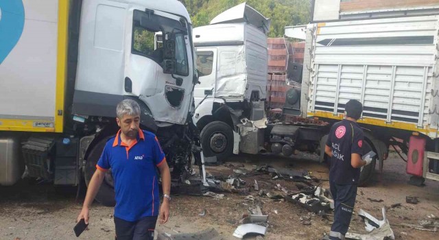 PTTnin kargo aracı park halindeki tırların arasına daldı: 3 yaralı