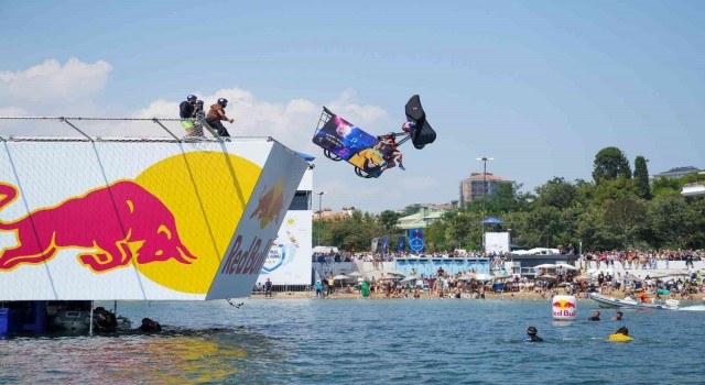 Red Bull Uçuş Günü 200 bini aşkın kişinin katılımıyla İstanbulu uçuş moduna aldı