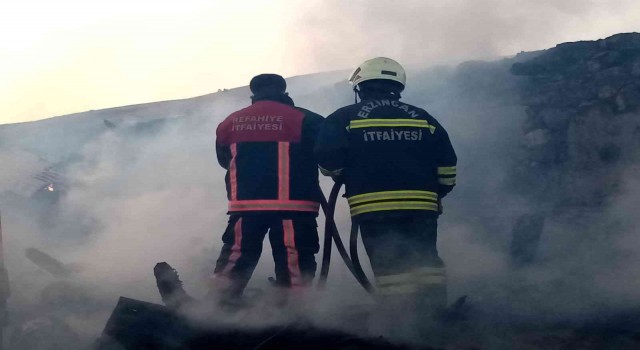 Refahiyedeki yangında ev ile odunluk zarar gördü